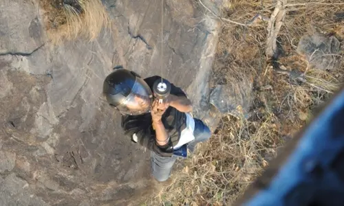 വ്യോമസേന രക്ഷപ്പെടുത്തിയ കർണാടകയിലെ ബാബുവിനെതിരെ കേസെടുത്ത് വനംവകുപ്പ്