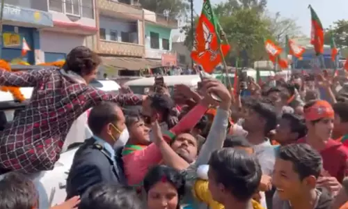 പ്രിയങ്കയ്ക്ക് കൈകൊടുക്കാനും സെൽഫിയെടുക്കാനും മത്സരിച്ച് ബി.ജെ.പി പ്രവർത്തകർ; നിരാശരാക്കാതെ കോൺഗ്രസ് നേതാവ്