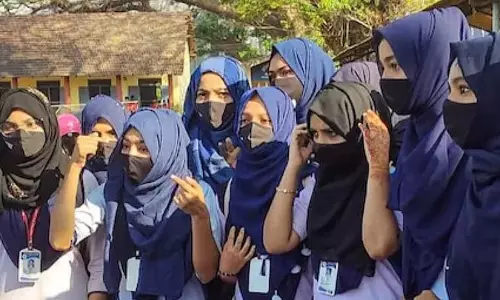 ഹിജാബ് നിരോധിച്ചിട്ടില്ലെന്ന് കർണാടക സർക്കാർ; സ്ഥാപനങ്ങള്‍ അനുവദിച്ചാല്‍ എതിര്‍ക്കുമോയെന്ന് കോടതി