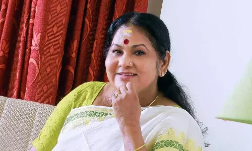 ഓർമയിൽ അന്ത്യ വിശ്രമം,കണ്ണെത്തും ദൂരത്ത് ഭരതൻ, മലയാളത്തിന്റെ മഹാനടിക്ക് കേരളത്തിന്റെ യാത്രാമൊഴി ഓർമയിൽ അന്ത്യ വിശ്രമം,കണ്ണെത്തും ദൂരത്ത് ഭരതൻ, മലയാളത്തിന്റെ മഹാനടിക്ക് കേരളത്തിന്റെ യാത്രാമൊഴി