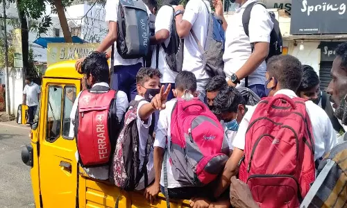 സ്കൂൾ കുട്ടികളെ കുത്തിനിറച്ചു കൊണ്ടു പോയ പിക്ക്അപ്പ് വാഹനം പിടിച്ചെടുത്തു സ്കൂൾ കുട്ടികളെ കുത്തിനിറച്ചു കൊണ്ടു പോയ പിക്ക്അപ്പ് വാഹനം പിടിച്ചെടുത്തു