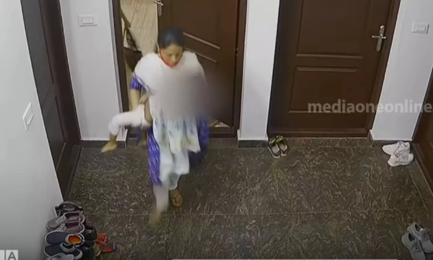 ട്യൂബ് വഴി ഭക്ഷണം കൊടുത്തു; പരിക്കേറ്റ കുട്ടിയുടെ നില ആശ്വാസകരം ട്യൂബ് വഴി ഭക്ഷണം കൊടുത്തു; പരിക്കേറ്റ കുട്ടിയുടെ നില ആശ്വാസകരം