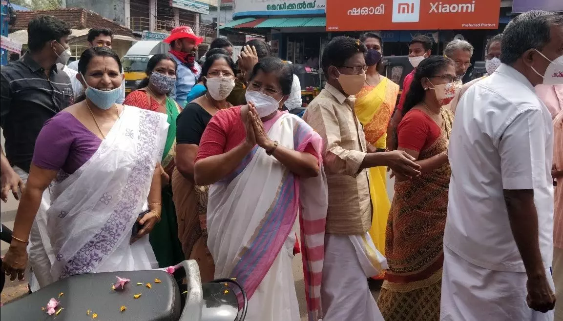 കെ-റെയില് പദ്ധതി വിശദീകരിക്കാനെത്തിയ മേഴ്സിക്കുട്ടിയമ്മക്ക് നേരെ പ്രതിഷേധം കെ-റെയില് പദ്ധതി വിശദീകരിക്കാനെത്തിയ മേഴ്സിക്കുട്ടിയമ്മക്ക് നേരെ പ്രതിഷേധം