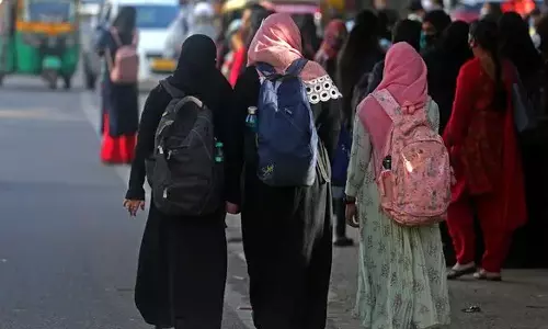 ഹിജാബ് വിലക്കിനെതിരെ കോടതിയെ സമീപിച്ച വിദ്യാർഥികളെ മാനസികമായി പീഡിപ്പിക്കുന്നതായി പരാതി ഹിജാബ് വിലക്കിനെതിരെ കോടതിയെ സമീപിച്ച വിദ്യാർഥികളെ മാനസികമായി പീഡിപ്പിക്കുന്നതായി പരാതി