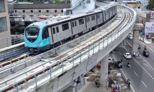 കൊച്ചി മെട്രോറെയിൽ തൂണിന്റെ ബലപ്പെടുത്തൽ തുടങ്ങി കൊച്ചി മെട്രോറെയിൽ തൂണിന്റെ ബലപ്പെടുത്തൽ തുടങ്ങി