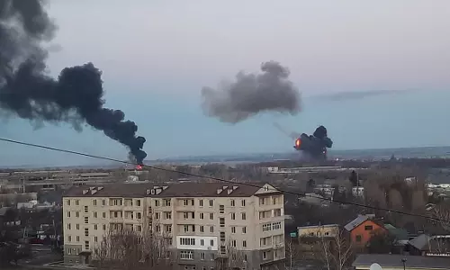 മൂന്ന് ബോംബ് പൊട്ടുന്ന ശബ്ദം കേട്ടാണ് എണീറ്റത്... ഒന്നും പറയാനാവാത്ത അവസ്ഥ ..  യുക്രൈനിലെ ഇന്ത്യൻ വിദ്യാർഥികൾ പറയുന്നു