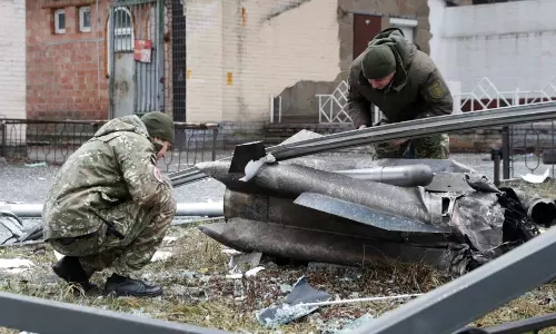 50 റഷ്യൻ സൈനികരെ വധിച്ച് യുക്രൈന്റെ തിരിച്ചടി; പട്ടാള നിയമം പ്രഖ്യാപിച്ച് പ്രസിഡന്റ് 50 റഷ്യൻ സൈനികരെ വധിച്ച് യുക്രൈന്റെ തിരിച്ചടി; പട്ടാള നിയമം പ്രഖ്യാപിച്ച് പ്രസിഡന്റ്
