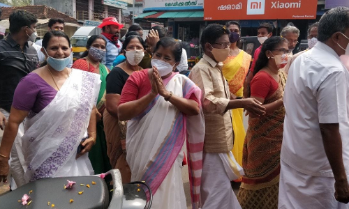 കെ-റെയില് പദ്ധതി വിശദീകരിക്കാനെത്തിയ മേഴ്സിക്കുട്ടിയമ്മക്ക് നേരെ പ്രതിഷേധം കെ-റെയില് പദ്ധതി വിശദീകരിക്കാനെത്തിയ മേഴ്സിക്കുട്ടിയമ്മക്ക് നേരെ പ്രതിഷേധം