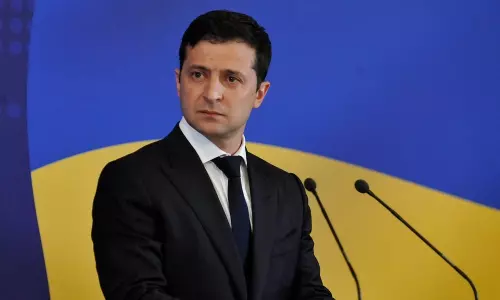 റഷ്യക്കാരേ, നിങ്ങൾക്ക് യുക്രൈനിൽ ബന്ധുക്കളും സുഹൃത്തുക്കളുമില്ലേ...? ഒരു യുദ്ധം ആഗ്രഹിക്കുന്നുണ്ടോ നിങ്ങൾ?- യുക്രൈൻ പ്രസിഡന്റ് വ്ളാദ്മിർ സെലൻസ്കി റഷ്യക്കാരേ, നിങ്ങൾക്ക് യുക്രൈനിൽ ബന്ധുക്കളും സുഹൃത്തുക്കളുമില്ലേ...? ഒരു യുദ്ധം ആഗ്രഹിക്കുന്നുണ്ടോ നിങ്ങൾ?- യുക്രൈൻ പ്രസിഡന്റ് വ്ളാദ്മിർ സെലൻസ്കി