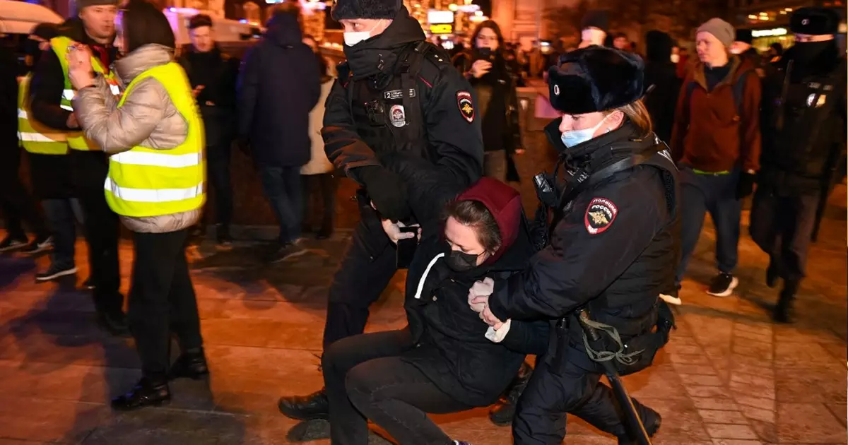 യുദ്ധം വേണ്ട: തെരുവിലിറങ്ങി റഷ്യക്കാര്, 1400 പേര് അറസ്റ്റില് യുദ്ധം വേണ്ട: തെരുവിലിറങ്ങി റഷ്യക്കാര്, 1400 പേര് അറസ്റ്റില്