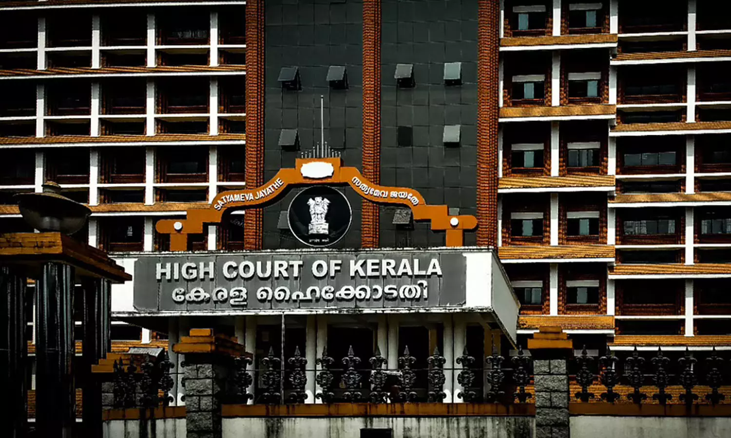 കൂട്ടംചേരലുകൾക്ക് നിയന്ത്രണം ഏർപ്പെടുത്തണമെന്നാവശ്യപ്പെട്ട് ഹൈക്കോടതിയിൽ പൊതുതാൽപ്പര്യ ഹർജി