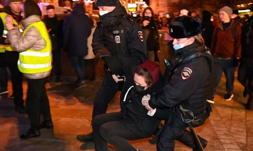 യുദ്ധം വേണ്ട: തെരുവിലിറങ്ങി റഷ്യക്കാര്‍, 1400 പേര്‍ അറസ്റ്റില്‍