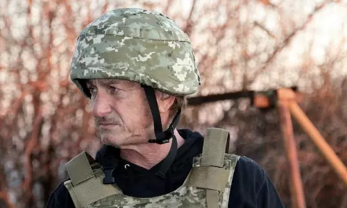 യുദ്ധമുഖത്ത് നിര്‍ഭയനായി നടന്‍ ഷോണ്‍ പെന്‍; റഷ്യന്‍ അധിനിവേശത്തെക്കുറിച്ചുള്ള ഡോക്യുമെന്‍ററി ചിത്രീകരണത്തിനായി യുക്രൈനില്‍ തുടരും