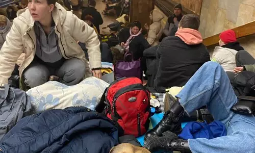 ബങ്കറുകളിലും മെട്രോ സ്റ്റേഷനുകളിലും അന്തിയുറങ്ങി യുക്രേനിയക്കാര്‍; കൂട്ടപ്പലായനം തുടരുന്നു, വീഡിയോ