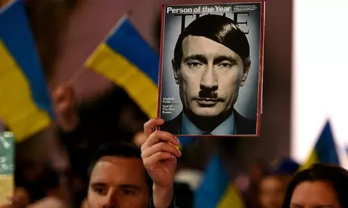 ഹിറ്റ്‍ലറാണ് അയാള്‍, പുടിനെ ശിക്ഷിക്കുക; യുക്രൈന്‍ ആക്രമണത്തിനെതിരെ ലോകവ്യാപക പ്രതിഷേധം, തെരുവുകള്‍ നിറഞ്ഞ് ആയിരങ്ങള്‍