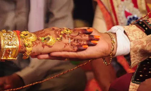 വരന് മുടിയില്ലെന്നറിഞ്ഞത് കല്യാണമണ്ഡപത്തില്‍ വച്ച്; വിഗ്ഗ് കണ്ട വധു ബോധം കെട്ടുവീണു, കല്യാണം മുടങ്ങി