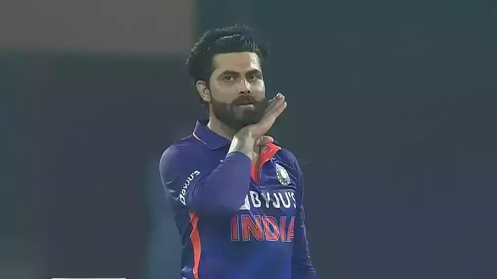 ഇത് രവീന്ദ്ര പുഷ്പ; അല്ലു അര്ജുനെ അനുകരിച്ച് ജഡേജ, വീഡിയോ വൈറല് ഇത് രവീന്ദ്ര പുഷ്പ; അല്ലു അര്ജുനെ അനുകരിച്ച് ജഡേജ, വീഡിയോ വൈറല്