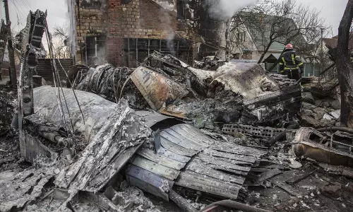 പുരുഷന്മാര് രാജ്യം വിടുന്നത് വിലക്കി; തോക്കുകള് നല്കി യുദ്ധത്തിനിറങ്ങാന് നാട്ടുകാര്ക്ക് ആഹ്വാനം പുരുഷന്മാര് രാജ്യം വിടുന്നത് വിലക്കി; തോക്കുകള് നല്കി യുദ്ധത്തിനിറങ്ങാന് നാട്ടുകാര്ക്ക് ആഹ്വാനം