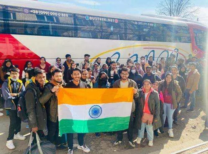 ആശ്വാസത്തോടെ 17 മലയാളി വിദ്യാർത്ഥികളും; യുക്രൈനിൽനിന്നുള്ള ആദ്യസംഘം ഇന്നെത്തും ആശ്വാസത്തോടെ 17 മലയാളി വിദ്യാർത്ഥികളും; യുക്രൈനിൽനിന്നുള്ള ആദ്യസംഘം ഇന്നെത്തും