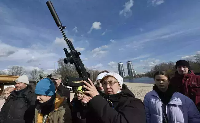 പോരാട്ടത്തിന്റെ പാതയില് ഞങ്ങള്ക്ക് ഭയം തീരെയില്ല; മാതൃരാജ്യത്തിനു വേണ്ടി തോക്കെടുക്കുന്ന യുക്രൈന് പൗരന്മാര് പോരാട്ടത്തിന്റെ പാതയില് ഞങ്ങള്ക്ക് ഭയം തീരെയില്ല; മാതൃരാജ്യത്തിനു വേണ്ടി തോക്കെടുക്കുന്ന യുക്രൈന് പൗരന്മാര്