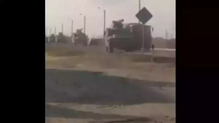 റഷ്യന്‍ സൈന്യത്തിന്‍റെ വാഹനവ്യൂഹത്തെ തടയുന്ന യുക്രൈന്‍ യുവാവ്; ധീരതക്ക് സല്യൂട്ടടിച്ച് സോഷ്യല്‍മീഡിയ