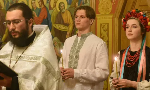 എയര്‍ സൈറണുകള്‍ക്കിടെ അവര്‍ വിവാഹിതരായി; വിവാഹവേദിയില്‍ നിന്നും നേരെ പോയത് യുദ്ധമുഖത്തേക്ക്