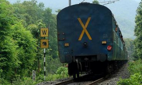 റെയിൽവേ ട്രാക്കിൽ കോൺക്രീറ്റ് കല്ല്; പൊന്നുരുന്നിയിൽ ദുരന്തം ഒഴിവായി