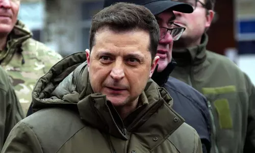 വേഗം രക്ഷപ്പെടാൻ യു.എസ്, എങ്ങോട്ടുമില്ലെന്ന് സെലൻസ്‌കി; കിയവിൽ ഉഗ്രപോരാട്ടം തുടരുമ്പോഴും കീഴടങ്ങാതെ യുക്രൈന്‍ പ്രസിഡന്‍റ്