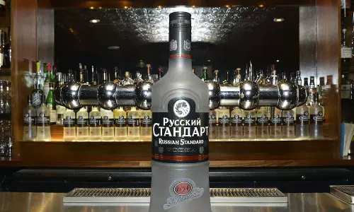 ഇനി റഷ്യൻ വോഡ്ക വിൽക്കില്ല, പകരം യുക്രൈൻ വോഡ്ക- ഉപരോധത്തിന്റെ പുതിയ മുഖം തുറന്ന് യു.എസിലും കാനഡയിലും മദ്യവിതരണക്കാര് ഇനി റഷ്യൻ വോഡ്ക വിൽക്കില്ല, പകരം യുക്രൈൻ വോഡ്ക- ഉപരോധത്തിന്റെ പുതിയ മുഖം തുറന്ന് യു.എസിലും കാനഡയിലും മദ്യവിതരണക്കാര്