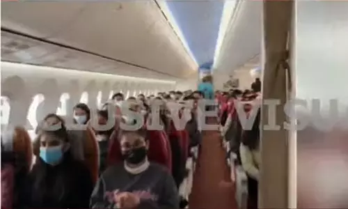 യുക്രൈനിൽനിന്ന് ഇന്ത്യയിലേക്കുള്ള ആദ്യ വിമാനം പുറപ്പെട്ടു: യാത്രികരിൽ 20 മലയാളികളും യുക്രൈനിൽനിന്ന് ഇന്ത്യയിലേക്കുള്ള ആദ്യ വിമാനം പുറപ്പെട്ടു: യാത്രികരിൽ 20 മലയാളികളും