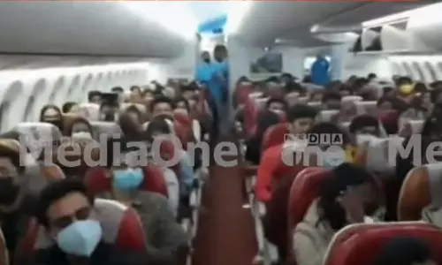 യുക്രൈനിൽനിന്നുള്ള ആദ്യ വിമാനം മുംബൈയിലെത്തി: സംഘത്തിലെ മലയാളികളെ കേരള ഹൗസിലേക്ക് കൊണ്ടു പോകും യുക്രൈനിൽനിന്നുള്ള ആദ്യ വിമാനം മുംബൈയിലെത്തി: സംഘത്തിലെ മലയാളികളെ കേരള ഹൗസിലേക്ക് കൊണ്ടു പോകും