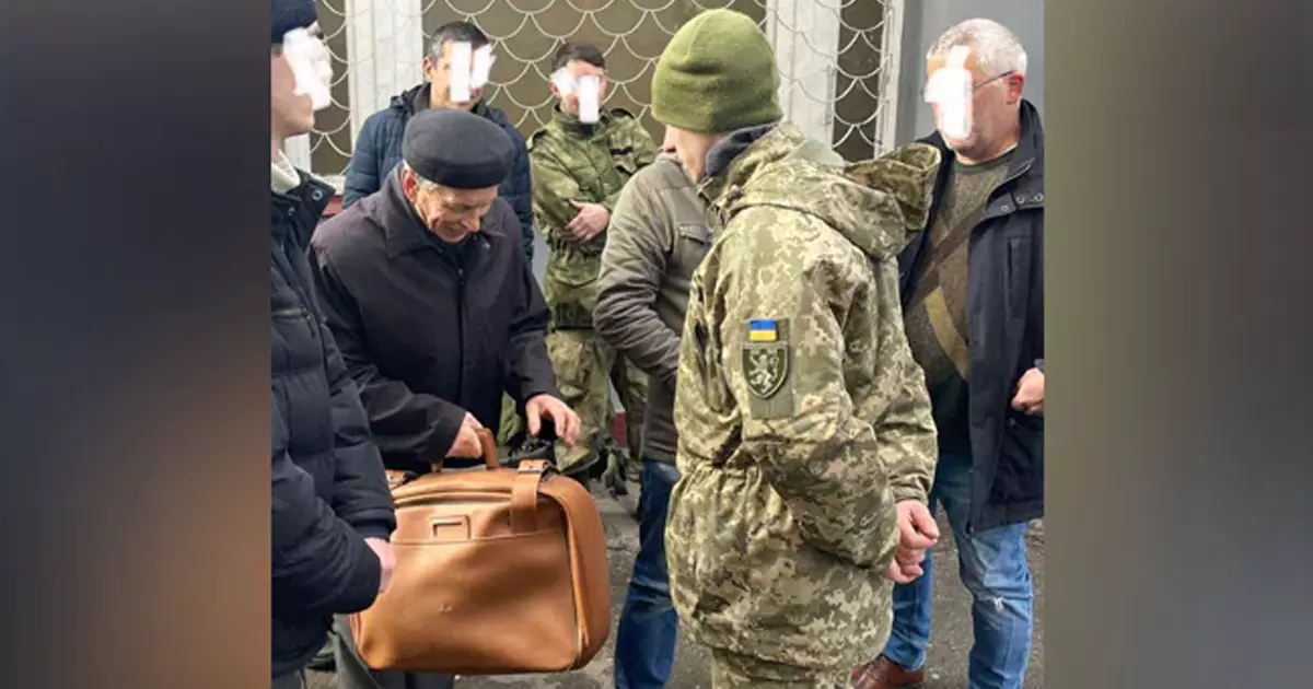 എന്റെ കൊച്ചുമക്കള്ക്കു വേണ്ടി...: യുക്രൈന് സൈന്യത്തില് ചേരാന് സന്നദ്ധനായി 80കാരന് എന്റെ കൊച്ചുമക്കള്ക്കു വേണ്ടി...: യുക്രൈന് സൈന്യത്തില് ചേരാന് സന്നദ്ധനായി 80കാരന്