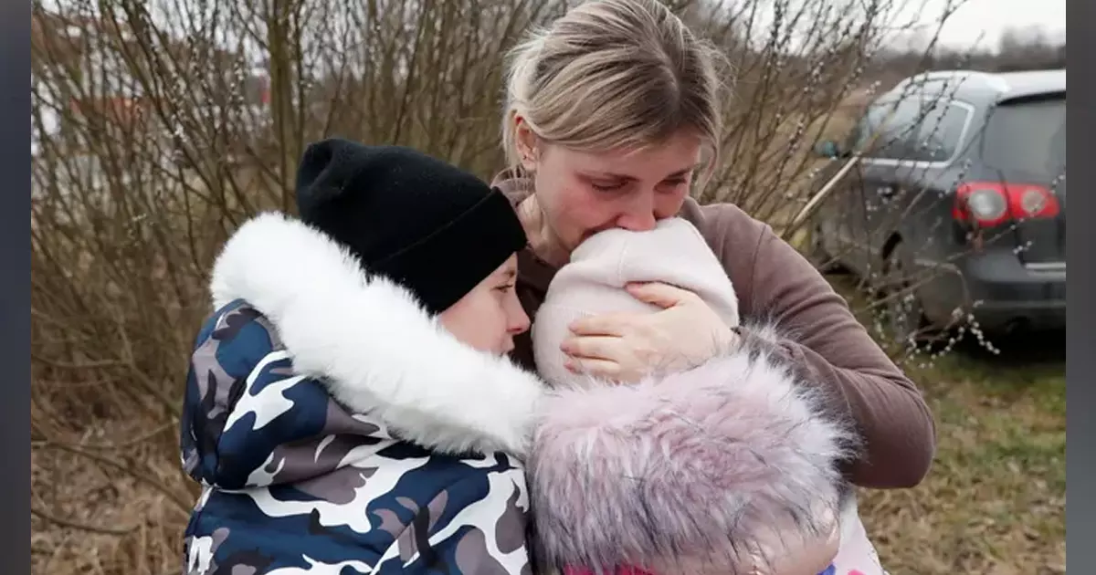 അപരിചിതരായ രണ്ടു കുഞ്ഞുങ്ങളെ യുക്രൈന് അതിര്ത്തി കടത്തി അമ്മയെ ഏല്പ്പിച്ച് 58കാരി; യുദ്ധഭൂമിയിലെ വറ്റാത്ത മനുഷ്യസ്നേഹം അപരിചിതരായ രണ്ടു കുഞ്ഞുങ്ങളെ യുക്രൈന് അതിര്ത്തി കടത്തി അമ്മയെ ഏല്പ്പിച്ച് 58കാരി; യുദ്ധഭൂമിയിലെ വറ്റാത്ത മനുഷ്യസ്നേഹം