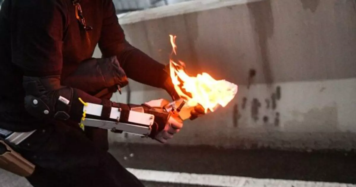 ആയുധമേന്തി യുക്രൈന്‍ ജനത; എന്താണ് മോളട്ടവ് കോക്ടെയിൽ?