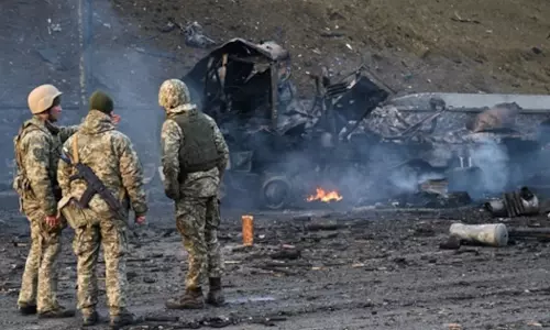 യുക്രൈനെ നാലു ഭാഗത്തുനിന്നും വളഞ്ഞ് റഷ്യൻ സൈന്യം; വാസിൽകിയവിലെ എണ്ണ സംഭരണശാല തകർത്തു യുക്രൈനെ നാലു ഭാഗത്തുനിന്നും വളഞ്ഞ് റഷ്യൻ സൈന്യം; വാസിൽകിയവിലെ എണ്ണ സംഭരണശാല തകർത്തു