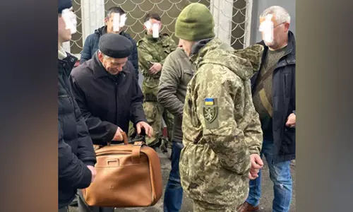 എന്റെ കൊച്ചുമക്കള്ക്കു വേണ്ടി...: യുക്രൈന് സൈന്യത്തില് ചേരാന് സന്നദ്ധനായി 80കാരന് എന്റെ കൊച്ചുമക്കള്ക്കു വേണ്ടി...: യുക്രൈന് സൈന്യത്തില് ചേരാന് സന്നദ്ധനായി 80കാരന്