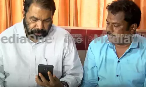 ധൈര്യം സംഭരിച്ച് നിൽക്കൂ, എന്റെ നമ്പറൊക്കെ കയ്യിലില്ലേ; യുക്രൈനിൽ കുടുങ്ങിയ വിദ്യാർത്ഥിനിയെ ആശ്വസിപ്പിച്ച് മന്ത്രി ശിവൻകുട്ടി ധൈര്യം സംഭരിച്ച് നിൽക്കൂ, എന്റെ നമ്പറൊക്കെ കയ്യിലില്ലേ; യുക്രൈനിൽ കുടുങ്ങിയ വിദ്യാർത്ഥിനിയെ ആശ്വസിപ്പിച്ച് മന്ത്രി ശിവൻകുട്ടി