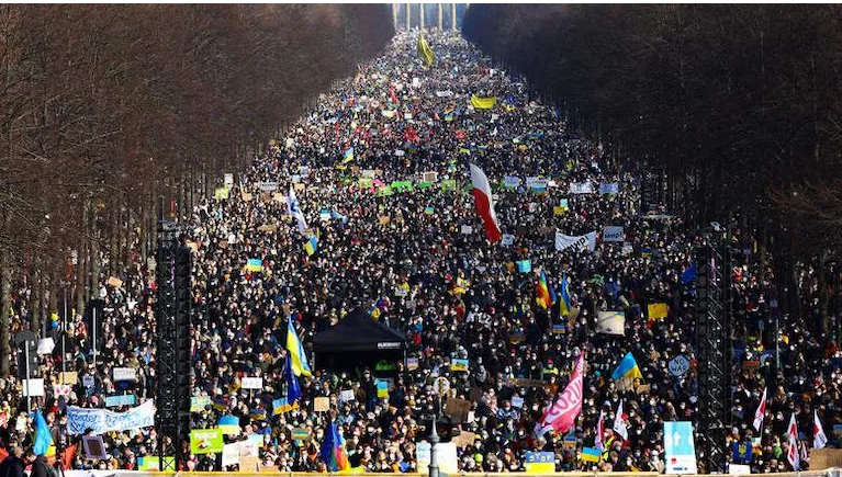 യുദ്ധം അവസാനിപ്പിക്കൂ, സ്റ്റോപ്പ് പുടിന്‍; ബെര്‍ലിന്‍ തെരുവുകള്‍ നിറച്ച് ലക്ഷങ്ങള്‍
