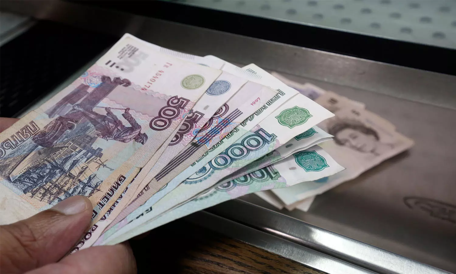 റഷ്യൻ കറൻസി റൂബിളിന്റെ മൂല്യം ഇടിഞ്ഞു: 30 ശതമാനത്തിന്റെ ഇടിവാണ് രേഖപ്പെടുത്തിയത്