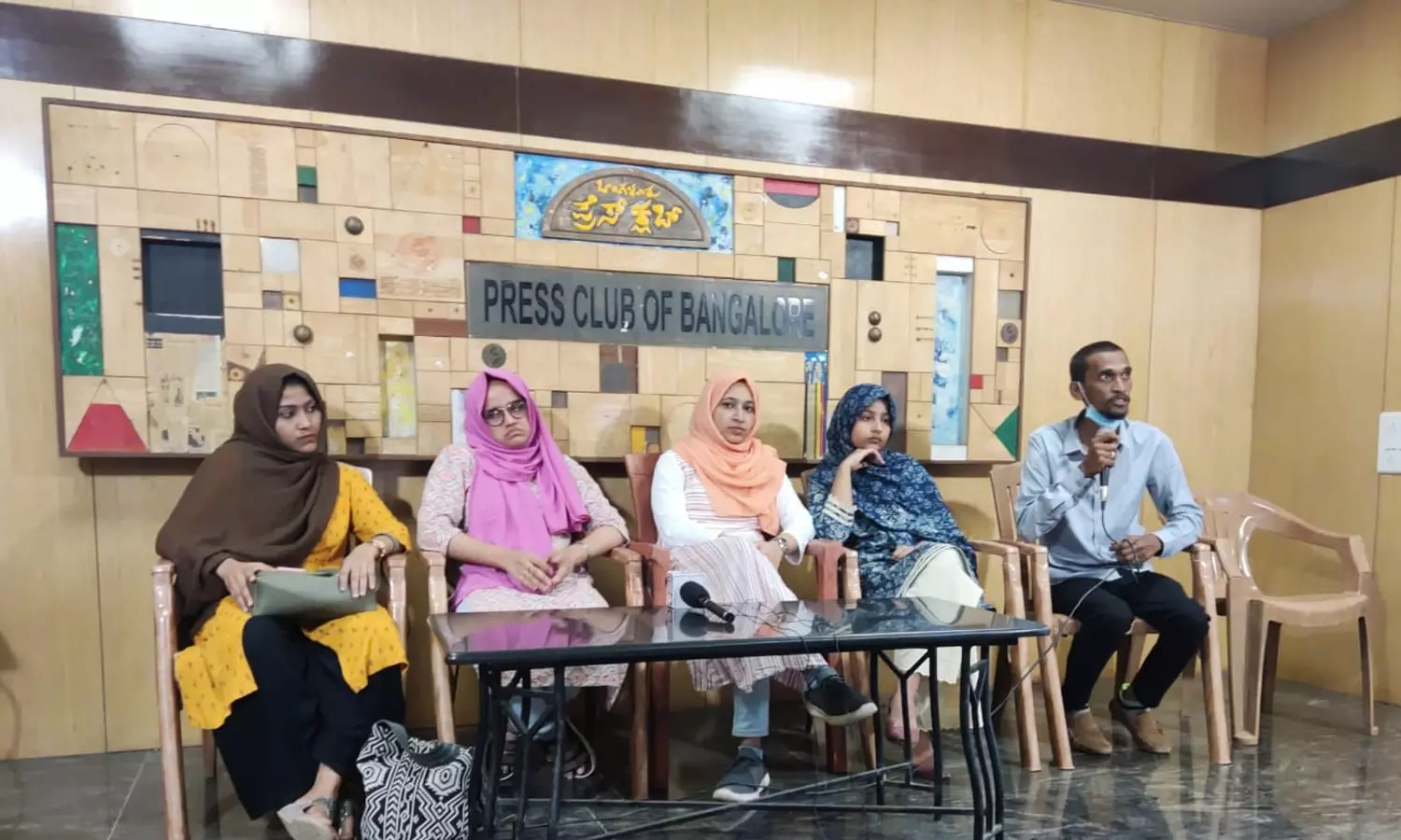 ഹിജാബ് നിരോധനം: ഫ്രറ്റേണിറ്റി മൂവ്മെന്റിന്റെ നേതൃത്വത്തിൽ വസ്തുതാന്വേഷണം ഹിജാബ് നിരോധനം: ഫ്രറ്റേണിറ്റി മൂവ്മെന്റിന്റെ നേതൃത്വത്തിൽ വസ്തുതാന്വേഷണം