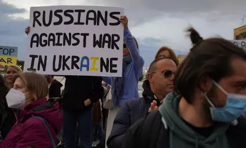 യുദ്ധം അവസാനിപ്പിക്കൂ: ലോകവ്യാപക പ്രതിഷേധം, റഷ്യയില് അറസ്റ്റിലായവരുടെ എണ്ണം 5250 ആയി യുദ്ധം അവസാനിപ്പിക്കൂ: ലോകവ്യാപക പ്രതിഷേധം, റഷ്യയില് അറസ്റ്റിലായവരുടെ എണ്ണം 5250 ആയി