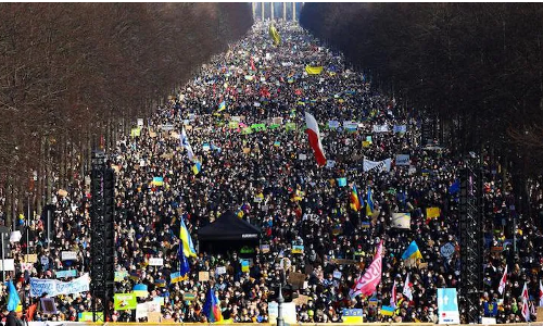 യുദ്ധം അവസാനിപ്പിക്കൂ, സ്റ്റോപ്പ് പുടിന്‍; ബെര്‍ലിന്‍ തെരുവുകള്‍ നിറച്ച് ലക്ഷങ്ങള്‍