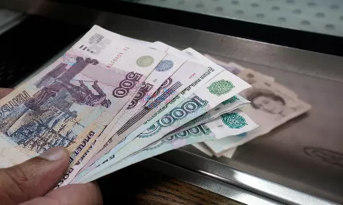 റഷ്യൻ കറൻസി റൂബിളിന്റെ മൂല്യം ഇടിഞ്ഞു: 30 ശതമാനത്തിന്റെ ഇടിവാണ് രേഖപ്പെടുത്തിയത്