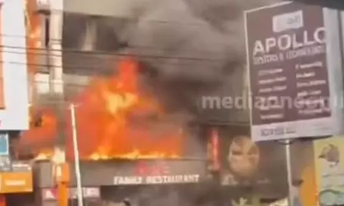 കൊണ്ടോട്ടിയിൽ വൻ തീപിടിത്തം; നാല് നിലക്കെട്ടിടം കത്തിനശിച്ചു