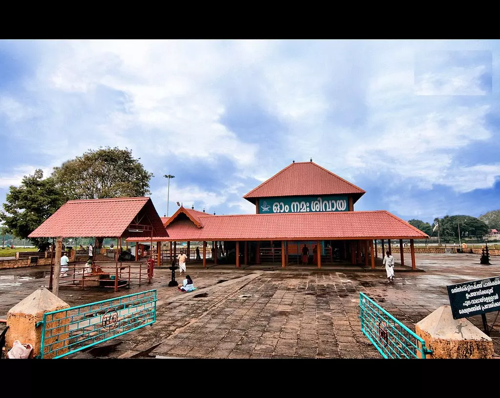 ഇന്ന് മഹാശിവരാത്രി; ആഘോഷങ്ങള്ക്കായി ആലുവ മണപ്പുറം ഒരുങ്ങി ഇന്ന് മഹാശിവരാത്രി; ആഘോഷങ്ങള്ക്കായി ആലുവ മണപ്പുറം ഒരുങ്ങി