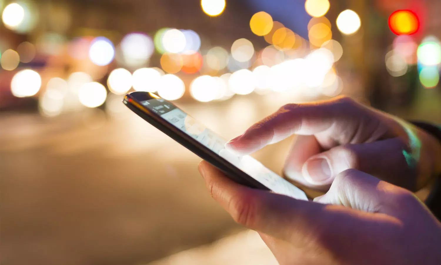 ഇന്ത്യക്കാർ ദിവസത്തിൽ 4 മണിക്കൂറിലധികവും മൊബൈലിന് മുന്നിൽ; കോവിഡിൽ കുതിച്ചുയർന്ന് മൊബൈൽ ഉപഭോഗ നിരക്ക് ഇന്ത്യക്കാർ ദിവസത്തിൽ 4 മണിക്കൂറിലധികവും മൊബൈലിന് മുന്നിൽ; കോവിഡിൽ കുതിച്ചുയർന്ന് മൊബൈൽ ഉപഭോഗ നിരക്ക്