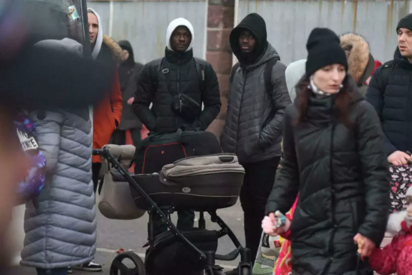 കറുത്തവർക്ക് പ്രവേശനമില്ല; ആഫ്രിക്കന് വംശജര്ക്കുമുന്നില് അതിര്ത്തിയടച്ച് ഉദ്യോഗസ്ഥര് കറുത്തവർക്ക് പ്രവേശനമില്ല; ആഫ്രിക്കന് വംശജര്ക്കുമുന്നില് അതിര്ത്തിയടച്ച് ഉദ്യോഗസ്ഥര്