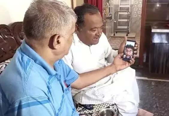 താമസിക്കുന്ന കെട്ടിടത്തിനു മുകളിൽ ഇന്ത്യയുടെ പതാക കെട്ടൂ, സുരക്ഷിതമായി ഇരിക്കൂ-അച്ഛനുമായുള്ള നവീന്റെ അവസാന വിഡിയോ കോൾ പുറത്ത്