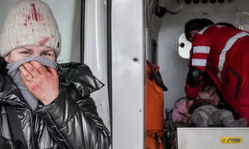 ഈ കുഞ്ഞിന്റെ കണ്ണുകളും കരയുന്ന ഡോക്ടര്മാരും... ഇതെല്ലാം ആ പുടിനെ കാണിക്കൂ ഈ കുഞ്ഞിന്റെ കണ്ണുകളും കരയുന്ന ഡോക്ടര്മാരും... ഇതെല്ലാം ആ പുടിനെ കാണിക്കൂ