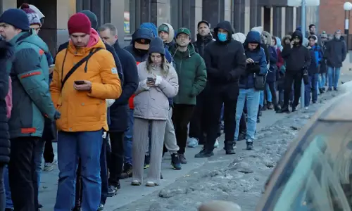 റഷ്യയില് ബാങ്കുകള്ക്കും എടിഎമ്മുകള്ക്കും മുന്നില് നീണ്ടനിര റഷ്യയില് ബാങ്കുകള്ക്കും എടിഎമ്മുകള്ക്കും മുന്നില് നീണ്ടനിര